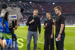 01.10.2026, Fussball UEFA Nations-League 2026/2027, 3.Spieltag, Deutschland - Serbien, in der Allianz-Arena München. Moderatoren vom DFB-TV-Sender am Spielfeldrand.