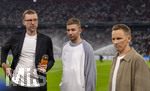 01.10.2026, Fussball UEFA Nations-League 2026/2027, 3.Spieltag, Deutschland - Serbien, in der Allianz-Arena München. Moderatorenduo, zum letzten mal vor der Kamera an dem Spiel, v.li: ZDF Experete Per Mertesacker (Deutschland) und Christoph Kramer, mit ZDF-Moderator Jochen Breyer 