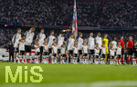 01.10.2026, Fussball UEFA Nations-League 2026/2027, 3.Spieltag, Deutschland - Serbien, in der Allianz-Arena München. Aufstellung zur Hymne, Florian Wirtz (Deutschland), Nick Woltemade (Deutschland), Alexander Pavlovic (Deutschland), Tom Bischof (Deutschland), Derry Scherhant (Deutschland), Philipp Treu (Deutschland), Maximilian Mittelstädt (Deutschland), Waldemar Anton (Deutschland), Malick Thiaw (Deutschland), Torwart Jonas Urbig (Deutschland), Serge Gnabry (Deutschland), Schiedsrichter Espen Eskas (Norwegen), Jan Erik Engan, Alf Olav Rossland (Norwegen).