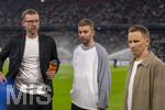 01.10.2026, Fussball UEFA Nations-League 2026/2027, 3.Spieltag, Deutschland - Serbien, in der Allianz-Arena München. Moderatorenduo, zum letzten mal vor der Kamera an dem Spiel, v.li: ZDF Experete Per Mertesacker (Deutschland) und Christoph Kramer, mit ZDF-Moderator Jochen Breyer  