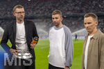 01.10.2026, Fussball UEFA Nations-League 2026/2027, 3.Spieltag, Deutschland - Serbien, in der Allianz-Arena München. Moderatorenduo, zum letzten mal vor der Kamera an dem Spiel, v.li: ZDF Experete Per Mertesacker (Deutschland) und Christoph Kramer, mit ZDF-Moderator Jochen Breyer 