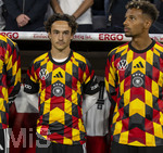 01.10.2026, Fussball UEFA Nations-League 2026/2027, 3.Spieltag, Deutschland - Serbien, in der Allianz-Arena München. Ersatzspieler  Mika Baur (Deutschland), Bambase Conte (Deutschland) 
, 