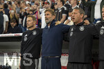 01.10.2026, Fussball UEFA Nations-League 2026/2027, 3.Spieltag, Deutschland - Serbien, in der Allianz-Arena München. Lautstarkes mitsingen der Nationalhyme, v.li: Co-Trainer Pepijn Lijnders (Deutschland), Bundestrainer Jürgen Klopp (Deutschland), Co-Trainer Peter Krawietz (Deutschland) 