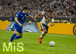 01.10.2026, Fussball UEFA Nations-League 2026/2027, 3.Spieltag, Deutschland - Serbien, in der Allianz-Arena München. v.li: Kosta Ndeljkovic (Serbien) gegen Derry Scherhant (Deutschland) 