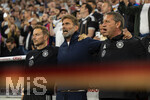 01.10.2026, Fussball UEFA Nations-League 2026/2027, 3.Spieltag, Deutschland - Serbien, in der Allianz-Arena München. Lautstarkes mitsingen der Nationalhyme, v.li: Co-Trainer Pepijn Lijnders (Deutschland), Bundestrainer Jürgen Klopp (Deutschland), Co-Trainer Peter Krawietz (Deutschland) 