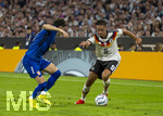 01.10.2026, Fussball UEFA Nations-League 2026/2027, 3.Spieltag, Deutschland - Serbien, in der Allianz-Arena München. v.li: Kosta Ndeljkovic (Serbien) gegen Derry Scherhant (Deutschland) 