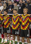 01.10.2026, Fussball UEFA Nations-League 2026/2027, 3.Spieltag, Deutschland - Serbien, in der Allianz-Arena München. Ersatzspieler bei der Nationalhymne, David Raum (Deutschland), Vitaly Janelt (Deutschland), Finn Jeltsch (Deutschland) 
, 