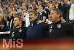 01.10.2026, Fussball UEFA Nations-League 2026/2027, 3.Spieltag, Deutschland - Serbien, in der Allianz-Arena München. Lautstarkes mitsingen der Nationalhyme, v.li: Co-Trainer Pepijn Lijnders (Deutschland), Bundestrainer Jürgen Klopp (Deutschland), Co-Trainer Peter Krawietz (Deutschland) 