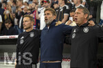 01.10.2026, Fussball UEFA Nations-League 2026/2027, 3.Spieltag, Deutschland - Serbien, in der Allianz-Arena München. Lautstarkes mitsingen der Nationalhyme, v.li: Co-Trainer Pepijn Lijnders (Deutschland), Bundestrainer Jürgen Klopp (Deutschland), Co-Trainer Peter Krawietz (Deutschland) 