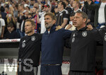 01.10.2026, Fussball UEFA Nations-League 2026/2027, 3.Spieltag, Deutschland - Serbien, in der Allianz-Arena München. Lautstarkes mitsingen der Nationalhyme, v.li: Co-Trainer Pepijn Lijnders (Deutschland), Bundestrainer Jürgen Klopp (Deutschland), Co-Trainer Peter Krawietz (Deutschland) 