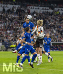 01.10.2026, Fussball UEFA Nations-League 2026/2027, 3.Spieltag, Deutschland - Serbien, in der Allianz-Arena München. Srdjan Babic (Serbien) gegen Nick Woltemade (Deutschland) 