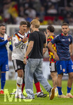 01.10.2026, Fussball UEFA Nations-League 2026/2027, 3.Spieltag, Deutschland - Serbien, in der Allianz-Arena München. nach dem Spiel, ein Flitzer gelangt unbehelligt zu den Spielern in der Spielfeldmitte um mit ihnen abzuklatschen, Vitaly Janelt (Deutschland) 