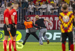 01.10.2026, Fussball UEFA Nations-League 2026/2027, 3.Spieltag, Deutschland - Serbien, in der Allianz-Arena München. nach dem Spiel, Ordner überwältigen einen Flitzer mit vollem Körpereinsatz und perfekter Tackling-Technik.
