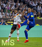 01.10.2026, Fussball UEFA Nations-League 2026/2027, 3.Spieltag, Deutschland - Serbien, in der Allianz-Arena München. von links:  Bambase Conte (Deutschland), gegen Dusan Tadic (Serbien) 
