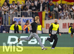 01.10.2026, Fussball UEFA Nations-League 2026/2027, 3.Spieltag, Deutschland - Serbien, in der Allianz-Arena München. nach dem Spiel, Ordner überwältigen einen Flitzer mit vollem Körpereinsatz  