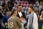 01.10.2026, Fussball UEFA Nations-League 2026/2027, 3.Spieltag, Deutschland - Serbien, in der Allianz-Arena München. Moderatorenduo, zum letzten mal vor der Kamera an dem Spiel, v.li: ZDF Experete Per Mertesacker (Deutschland) und Christoph Kramer, Jochen Breyer (li)
