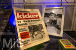 01.10.2026, Fussball UEFA Nations-League 2026/2027, 3.Spieltag, Deutschland - Serbien, in der Allianz-Arena München. Im Presseraum liegen alte Nationalmannschafts-Devotionalien in einer Vitrine, eine Ausgabe des Kicker Sportmagazin vom WM-Jahr 1974, mit einem Foto rechts von Torjäger Gerd Müller mit der Torjägerkanone. (5:0 wie ein Weltmeister gespielt)