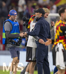 01.10.2026, Fussball UEFA Nations-League 2026/2027, 3.Spieltag, Deutschland - Serbien, in der Allianz-Arena München. Nach dem Spiel, Bundestrainer Jürgen Klopp (Deutschland) umarmt Nick Woltemade (Deutschland) 