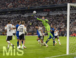 01.10.2026, Fussball UEFA Nations-League 2026/2027, 3.Spieltag, Deutschland - Serbien, in der Allianz-Arena München. Torwart Djordje Petrovic (Serbien) boxt den Ball weg. Alexander Pavlovic (Deutschland), d19l, Jonathan Burkardt (Deutschland). Malick Thiaw (Deutschland) 