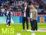 01.10.2026, Fussball UEFA Nations-League 2026/2027, 3.Spieltag, Deutschland - Serbien, in der Allianz-Arena München. Moderatorenduo, zum letzten mal vor der Kamera an dem Spiel, v.li: ZDF Experete Per Mertesacker (Deutschland) und Christoph Kramer, mit ZDF-Moderator Jochen Breyer  
