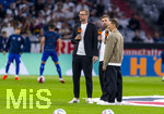 01.10.2026, Fussball UEFA Nations-League 2026/2027, 3.Spieltag, Deutschland - Serbien, in der Allianz-Arena München. Moderatorenduo, zum letzten mal vor der Kamera an dem Spiel, v.li: ZDF Experete Per Mertesacker (Deutschland) und Christoph Kramer, mit ZDF-Moderator Jochen Breyer  