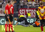 01.10.2026, Fussball UEFA Nations-League 2026/2027, 3.Spieltag, Deutschland - Serbien, in der Allianz-Arena München. nach dem Spiel, Ordner überwältigen einen Flitzer mit vollem Körpereinsatz 