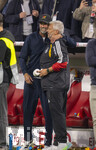 01.10.2026, Fussball UEFA Nations-League 2026/2027, 3.Spieltag, Deutschland - Serbien, in der Allianz-Arena München. Bundestrainer Jürgen Klopp (Deutschland) umarmt gut gelaunt nach dem Sieg einen Team-Mitarbeiter 