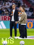 01.10.2026, Fussball UEFA Nations-League 2026/2027, 3.Spieltag, Deutschland - Serbien, in der Allianz-Arena München. Moderatorenduo, zum letzten mal vor der Kamera an dem Spiel, v.li: ZDF Experete Per Mertesacker (Deutschland) und Christoph Kramer, mit ZDF-Moderator Jochen Breyer  