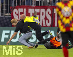01.10.2026, Fussball UEFA Nations-League 2026/2027, 3.Spieltag, Deutschland - Serbien, in der Allianz-Arena München. nach dem Spiel, Ordner überwältigen einen Flitzer mit vollem Körpereinsatz 