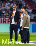 01.10.2026, Fussball UEFA Nations-League 2026/2027, 3.Spieltag, Deutschland - Serbien, in der Allianz-Arena München. Moderatorenduo, zum letzten mal vor der Kamera an dem Spiel, v.li: ZDF Experete Per Mertesacker (Deutschland) und Christoph Kramer, mit ZDF-Moderator Jochen Breyer   