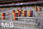 01.10.2026, Fussball UEFA Nations-League 2026/2027, 3.Spieltag, Deutschland - Serbien, in der Allianz-Arena München. Auf den noch leeren Stahplatztribünen hat der DFB Fanclub den Zuschauern Schwarz-Rot-Goldene Fahnen hergerichtet.