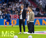 01.10.2026, Fussball UEFA Nations-League 2026/2027, 3.Spieltag, Deutschland - Serbien, in der Allianz-Arena München. Moderatorenduo, zum letzten mal vor der Kamera an dem Spiel, v.li: ZDF Experete Per Mertesacker (Deutschland) und Christoph Kramer, mit ZDF-Moderator Jochen Breyer  