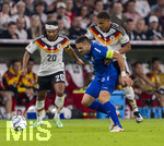 01.10.2026, Fussball UEFA Nations-League 2026/2027, 3.Spieltag, Deutschland - Serbien, in der Allianz-Arena München. v.li: Serge Gnabry (Deutschland), Dusan Tadic (Serbien), Malick Thiaw (Deutschland) 