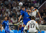 01.10.2026, Fussball UEFA Nations-League 2026/2027, 3.Spieltag, Deutschland - Serbien, in der Allianz-Arena München. v.li: Luka Jovic (Serbien) gegen Alexander Pavlovic (Deutschland) 