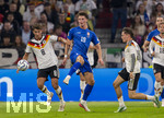 01.10.2026, Fussball UEFA Nations-League 2026/2027, 3.Spieltag, Deutschland - Serbien, in der Allianz-Arena München. v.li: Tom Bischof (Deutschland), Stefan Dzodic (Serbien) 
