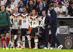01.10.2026, Fussball UEFA Nations-League 2026/2027, 3.Spieltag, Deutschland - Serbien, in der Allianz-Arena München. Einwechslung, v.li: Jonathan Burkardt (Deutschland), Bambase Conte (Deutschland), Mika Baur (Deutschland), Bundestrainer Jürgen Klopp (Deutschland) 