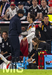01.10.2026, Fussball UEFA Nations-League 2026/2027, 3.Spieltag, Deutschland - Serbien, in der Allianz-Arena München. Vor seiner Einwechslung, v.li:Bundestrainer Jürgen Klopp (Deutschland) mit Mika Baur (Deutschland), 