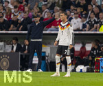 01.10.2026, Fussball UEFA Nations-League 2026/2027, 3.Spieltag, Deutschland - Serbien, in der Allianz-Arena München. re: Said El Mala (Deutschland) li: Bundestrainer Jürgen Klopp (Deutschland) 