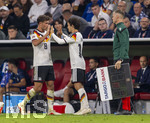 01.10.2026, Fussball UEFA Nations-League 2026/2027, 3.Spieltag, Deutschland - Serbien, in der Allianz-Arena München. Einwechslung als 1000. Nationalspieler, re: Mika Baur (Deutschland), li: Tom Bischof (Deutschland) 