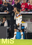 01.10.2026, Fussball UEFA Nations-League 2026/2027, 3.Spieltag, Deutschland - Serbien, in der Allianz-Arena München. Vor seiner Einwechslung, v.li: Co-Trainer Pepijn Lijnders (Deutschland), Mika Baur (Deutschland), 