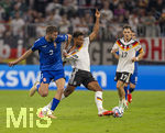 01.10.2026, Fussball UEFA Nations-League 2026/2027, 3.Spieltag, Deutschland - Serbien, in der Allianz-Arena München. v.li: Strahinja Pavlovic (Serbien) gegen Bambase Conte (Deutschland) 