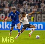01.10.2026, Fussball UEFA Nations-League 2026/2027, 3.Spieltag, Deutschland - Serbien, in der Allianz-Arena München. v.li: Strahinja Pavlovic (Serbien) gegen Bambase Conte (Deutschland) 