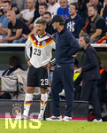 01.10.2026, Fussball UEFA Nations-League 2026/2027, 3.Spieltag, Deutschland - Serbien, in der Allianz-Arena München. v.li: Vitaly Janelt (Deutschland) vor seiner Einwechslung mit Bundestrainer Jürgen Klopp (Deutschland) 