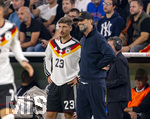 01.10.2026, Fussball UEFA Nations-League 2026/2027, 3.Spieltag, Deutschland - Serbien, in der Allianz-Arena München. v.li: Vitaly Janelt (Deutschland) vor seiner Einwechslung mit Bundestrainer Jürgen Klopp (Deutschland) 