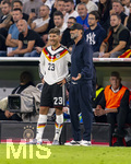 01.10.2026, Fussball UEFA Nations-League 2026/2027, 3.Spieltag, Deutschland - Serbien, in der Allianz-Arena München. v.li: Vitaly Janelt (Deutschland) vor seiner Einwechslung mit Bundestrainer Jürgen Klopp (Deutschland) 