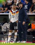 01.10.2026, Fussball UEFA Nations-League 2026/2027, 3.Spieltag, Deutschland - Serbien, in der Allianz-Arena München. v.li: Vitaly Janelt (Deutschland) vor seiner Einwechslung mit Bundestrainer Jürgen Klopp (Deutschland) 