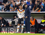 01.10.2026, Fussball UEFA Nations-League 2026/2027, 3.Spieltag, Deutschland - Serbien, in der Allianz-Arena München. v.li: Vitaly Janelt (Deutschland) vor seiner Einwechslung mit Bundestrainer Jürgen Klopp (Deutschland) 