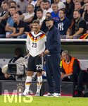 01.10.2026, Fussball UEFA Nations-League 2026/2027, 3.Spieltag, Deutschland - Serbien, in der Allianz-Arena München. v.li: Vitaly Janelt (Deutschland) vor seiner Einwechslung mit Bundestrainer Jürgen Klopp (Deutschland) 