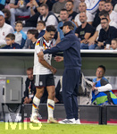 01.10.2026, Fussball UEFA Nations-League 2026/2027, 3.Spieltag, Deutschland - Serbien, in der Allianz-Arena München. Alexander Pavlovic (Deutschland) wird nach seiner Auswechslung von Bundestrainer Jürgen Klopp (Deutschland) umarmt