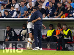 01.10.2026, Fussball UEFA Nations-League 2026/2027, 3.Spieltag, Deutschland - Serbien, in der Allianz-Arena München. Alexander Pavlovic (Deutschland) wird nach seiner Auswechslung von Bundestrainer Jürgen Klopp (Deutschland) umarmt